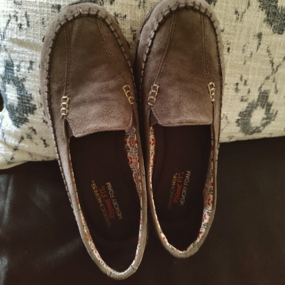 Sketchers • Women’s Relaxed Fit Memory Foam Brown Suede Loafer Sz 8.5